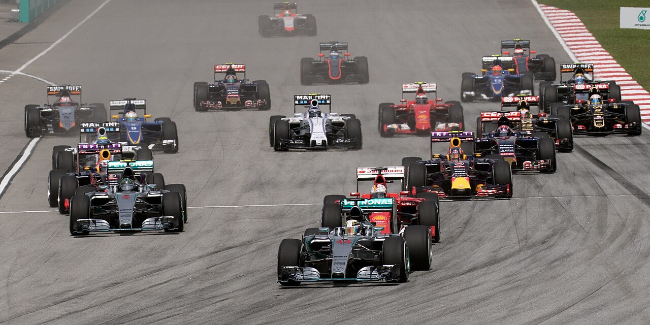 F1赛车在大奖赛赛道上高速通过弯道
